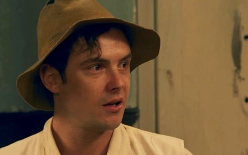 Sergio Guizé em cena de Eta Mundo Bom! em que Candinho vê a mãe pela primeira vez - Reprodução/TV Globo