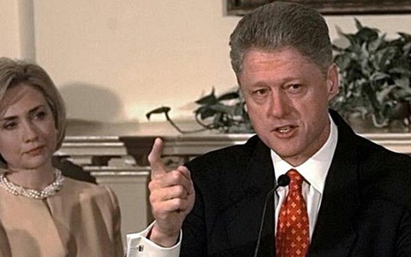Bill Clinton nega caso com Monica Lewinsky, em coletiva realizada em 1998 ao lado da mulher, Hillary - Reprodução