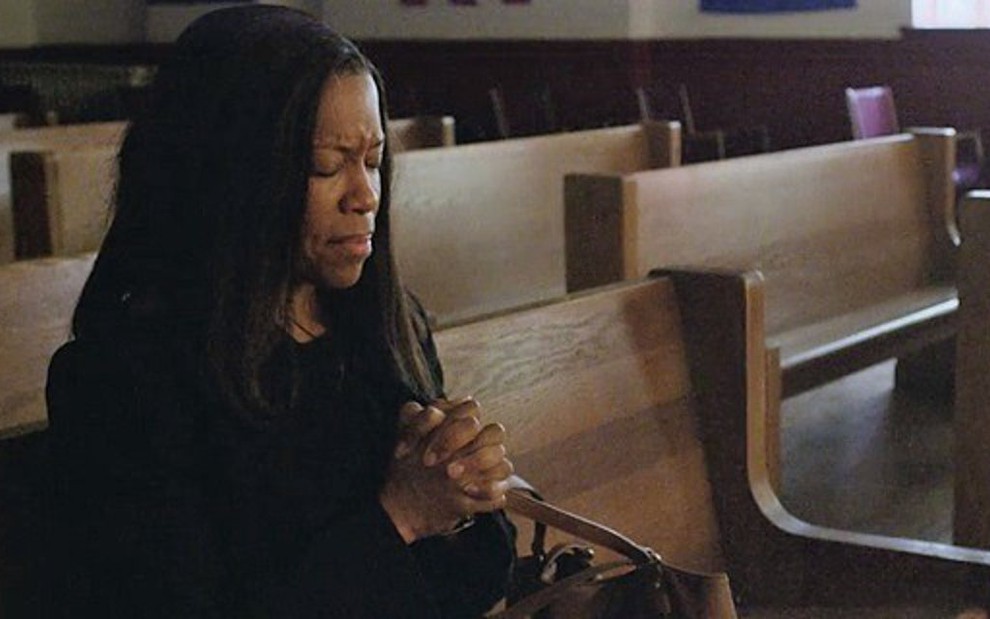  A atriz Regina King na série Seven Seconds; acidente com filho balança a fé da mãe cristã - Reprodução/Netflix