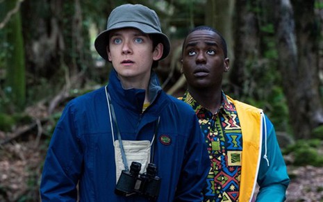 Os atores Asa Butterfiled e Ncutti Gatwa na segunda temporada de Sex Education, comédia da Netflix