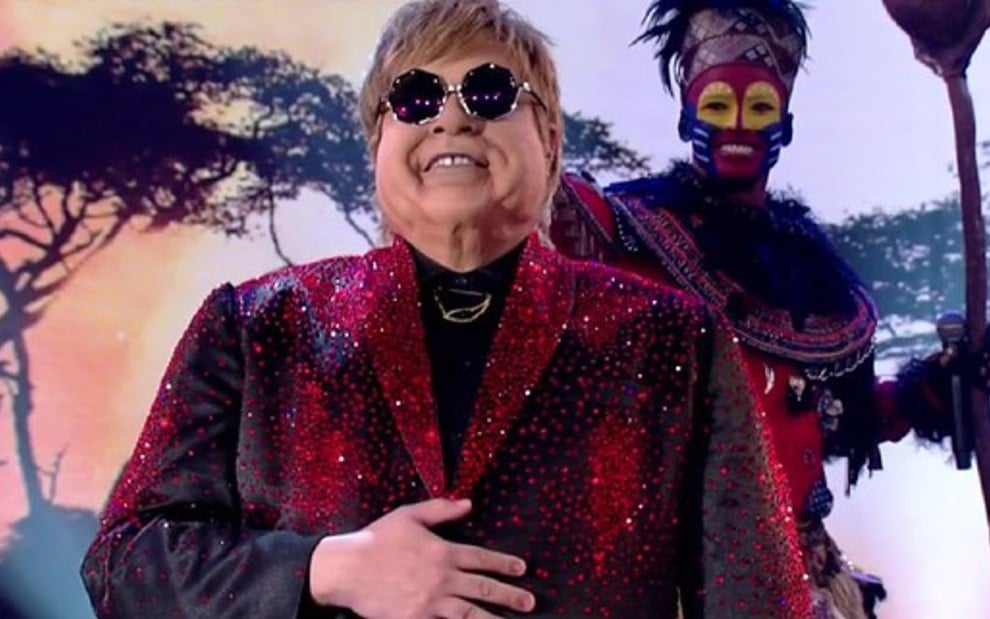 Tiago Abravanel interpretou o cantor Elton John e cantou o clássico Circle of Life, de O Rei Leão - FOTOS: REPRODUÇÃO/TV GLOBO