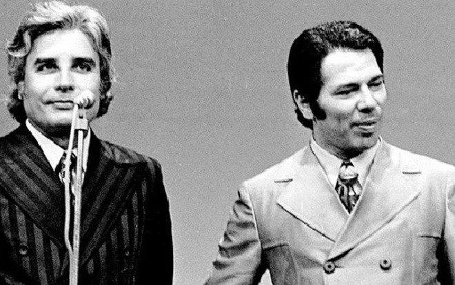 Silvio Santos, com Cid Moreira, em seu programa na Globo na virada dos anos 1960/70 - Reprodução/Memória Globo