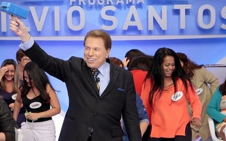 Silvio Santos distribui dinheiro em seu auditório: empresário será remunerado pela TV paga - Lourival Ribeiro/SBT