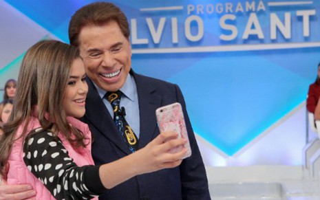 Maisa e Silvio Santos fazem selfie durante as gravações do Programa Silvio Santos, no SBT - Lourival Ribeiro/SBT