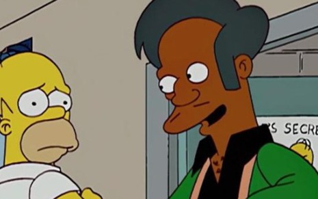 O indiano Apu (à dir.) interage com Homer em desenho Os Simpsons: estereótipo racista - Reprodução/Fox