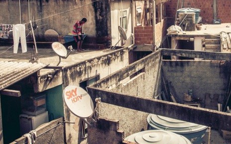 Antenas da Sky em favela do Rio de Janeiro; operadora perdeu quase 200 mil assinantes - Ilia Kotchenkov/Flickr