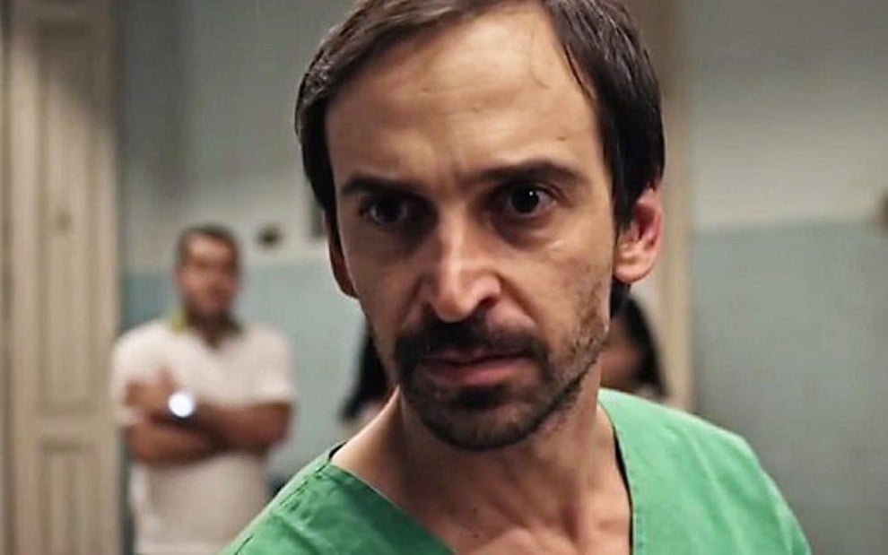O médico Evandro (Júlio Andrade) em cena do episódio de terça (29) de Sob Pressão: sucesso - Reprodução/TV Globo