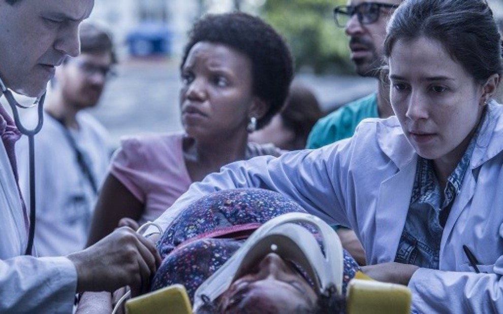Bruno Garcia e Marjorie Estiano cuidam de paciente na estreia da série Sob Pressão - Maurício Fidalgo/TV Globo