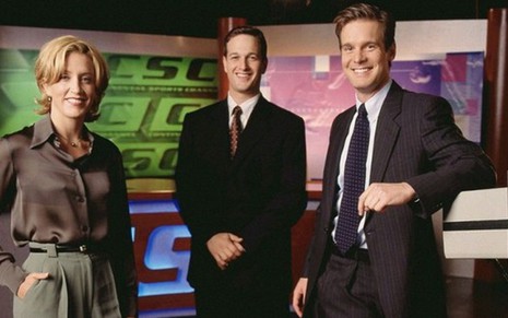 Felicity Huffman, Josh Charles e Peter Krause no cenário de Sports Night, que completa 20 anos - Divulgação/ABC
