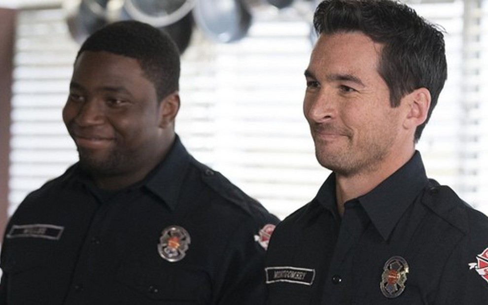 Os atores Okieriete Onaodowan e Jay Haden na série Station 19, que acompanha bombeiros em Seattle   - Imagens: Divulgação/ABC