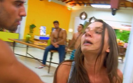 Stéfani Bays ficou irritada após levar uma cusparada na cara e acabou sendo contida por Gui Leonel - FOTOS: REPRODUÇÃO/MTV