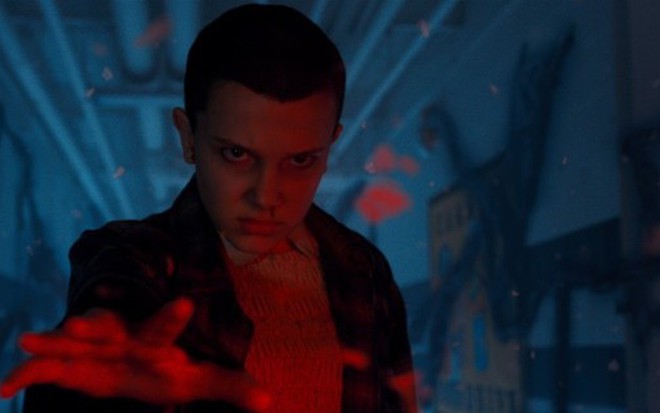 Millie Bobby Brown na segunda temporada de Stranger Things; adolescente virou estrela - Imagens: Divulgação/Netflix