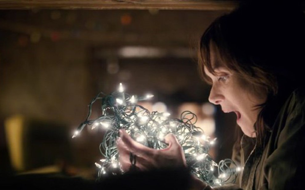 Winona Ryder em cena de Stranger Things: personagem 'conversa' com as lâmpadas - Divulgação/Netflix