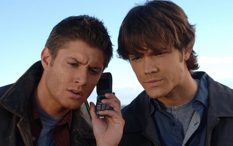 Os atores Jensen Ackles e Jared Padalecki em cena da primeira temporada de Supernatural - Divulgação/The CW