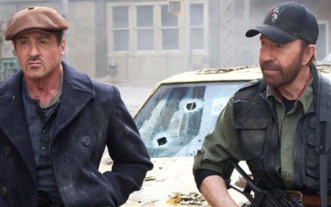 Os atores Sylvester Stallone e Chuck Norris em cena do filme Os Mercenários 2, de 2012 - Divulgação/Lions Gate