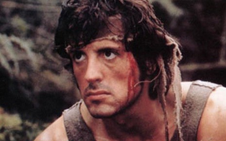 O ator Sylvester Stallone no primeiro filme da saga Rambo; ele não vai participar de série  - 