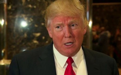Donald Trump em imagem exibida pelo Tá no Ar na terça (14): bronzeado artificial - Imagens: Reprodução/Globo