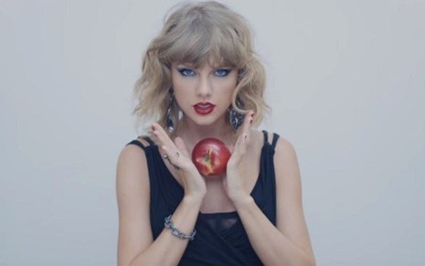 A cantora Taylor Swift em clipe da música Blank Space; ela lidera indicações ao AMA de 2015 - Reprodução/YouTube
