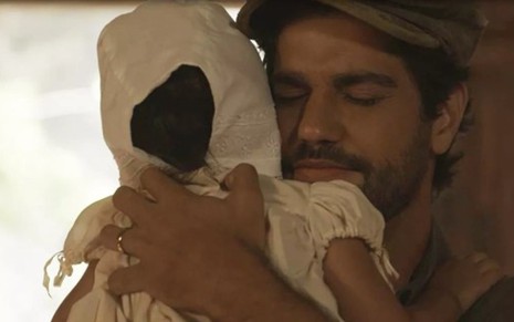 Inácio (Bruno Cabrerizo) se emociona ao segurar a filha Mariana pela primeira vez - Reprodução/TV Globo
