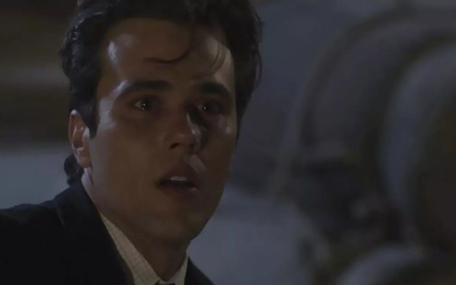 Vicente (Bruno Ferrari) observa, chocado, a explosão do navio de Maria Vitória (Vitória Strada) - Reprodução/TV Globo