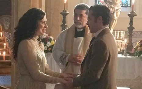 Tereza (Olívia Torres) e Fernão (Jayme Matarazzo) em Tempo de Amar: casamento secreto - Reprodução/TV Globo