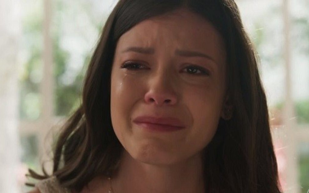 Maria Vitória (Vitória Strada) chora em cena do capítulo de sábado (17) de Tempo de Amar - Reprodução/TV Globo