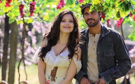 Maria Vitória (Vitória Strada) e Inácio (Bruno Cabrerizo) se apaixonarão em Tempo de Amar - Adriano Melo/TV Globo