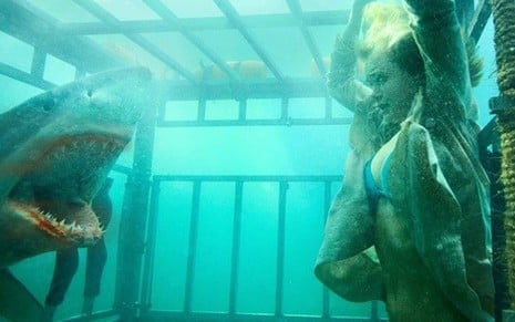 A atriz Sara Paxton é atacada por tubarão em cena do filme Terror na Água, atração do Space - Divulgação/Sierra Pictures