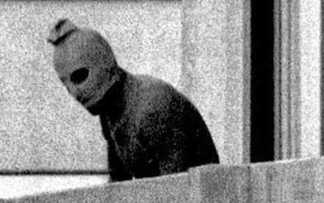 Terrorista palestino em imagem da TV durante o atentado nos Jogos de Munique, em 1972 - Reprodução da TV