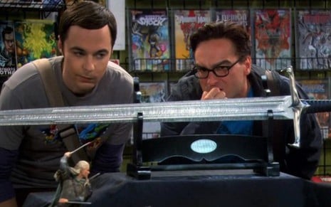 Os atores Jim Parsons e Johnny Galecki encaram réplica da espada de Jon Snow em The Big Bang Theory - Reprodução/CBS