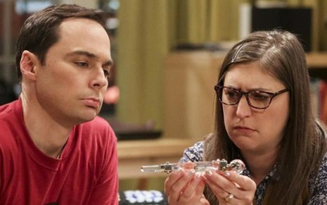 Jim Parsons e Mayim Bialik em imagem da 12ª e última temporada da comédia The Big Bang Theory - Imagens: Divulgação/CBS