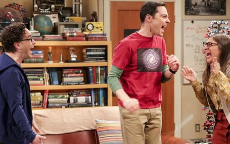 Os atores Johnny Galecki, Jim Parsons e Mayim Bialik no final da comédia nerd The Big Bang Theory - Divulgação/CBS