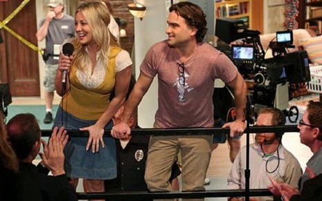 Kaley Cuoco e Johnny Galecki conversam com a plateia durante pausa em gravação de Big Bang Theory - Divulgação/CBS