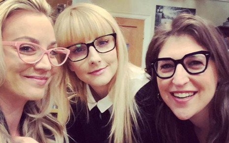 Kaley Cuoco, Melissa Rauch e Mayim Bialik tiram foto nos bastidores da comédia The Big Bang Theory - Reprodução/Instagram