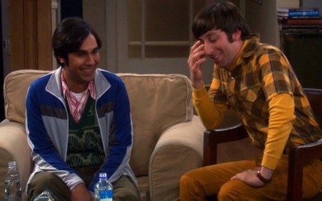Kunal Nayyar e Simon Helberg em episódio de Big Bang Theory que mostram os nerds praticando bullying - Imagens: Reprodução/CBS