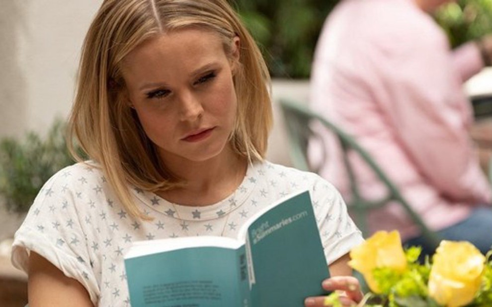 Kristen Bell lê o livro Entre Quatro Paredes, do filósofo Jean Paul Sartre, na 3ª temporada de Good Place - Divulgação/NBC