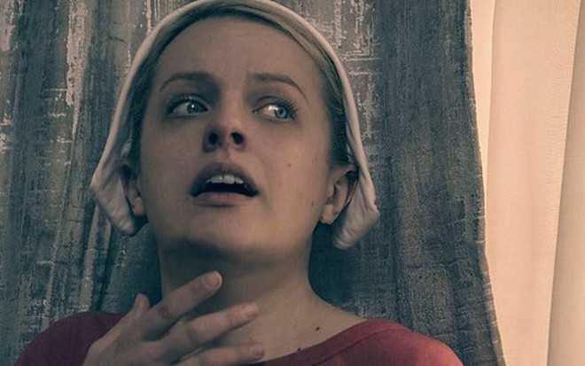 Elisabeth Moss na segunda temporada de Handmaid's Tale; imagens assustadoras são comuns - Imagens: Divulgação/Hulu