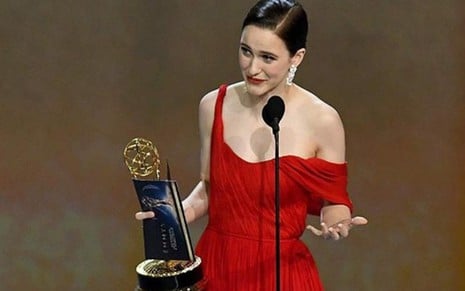 A atriz Rachel Brosnahan recebe o Emmy de melhor atriz em série de comédia no Emmy de 2018 - Divulgação/Television Academy