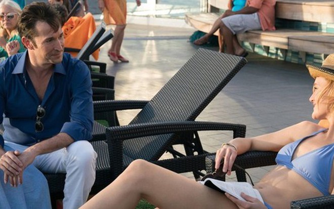 Ex-Plantão Médico, Noah Wyle atua ao lado de Kerry Bishé em episódio de Romanoffs, série da Amazon - Imagens: Divulgação/Amazon