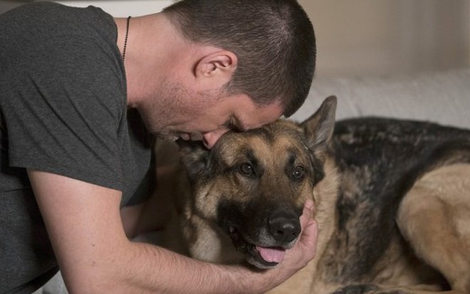 O ator Warren Christie com o cachorro da série The Village; drama da rede NBC copia This Is Us - Divulgação/NBC