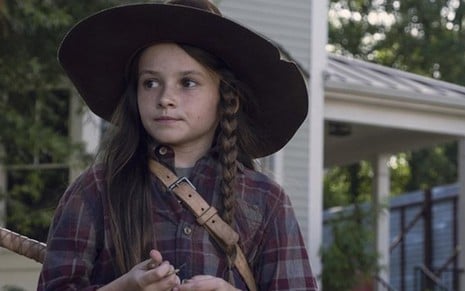 Cailey Fleming na nona temporada de Walking Dead: ela vive Judith Grimes, a filha de Rick - Imagens: Divulgação/AMC