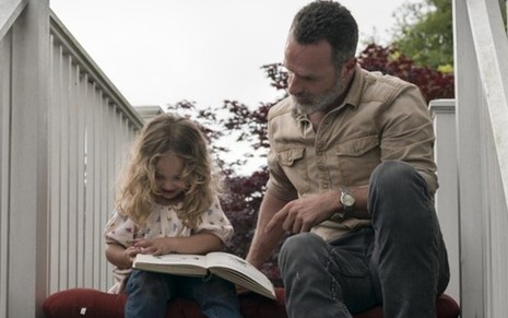 RIck Grimes (Andrew Lincoln) conta fáblua para a filha Judith (Chole Frizz) em Walking Dead - Divulgação/AMC