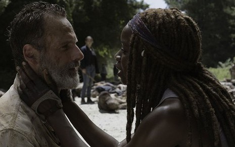 Andrew Lincoln com Danai Gurira no quinto episódio da nona temporada de Walking Dead - Divulgação/AMC