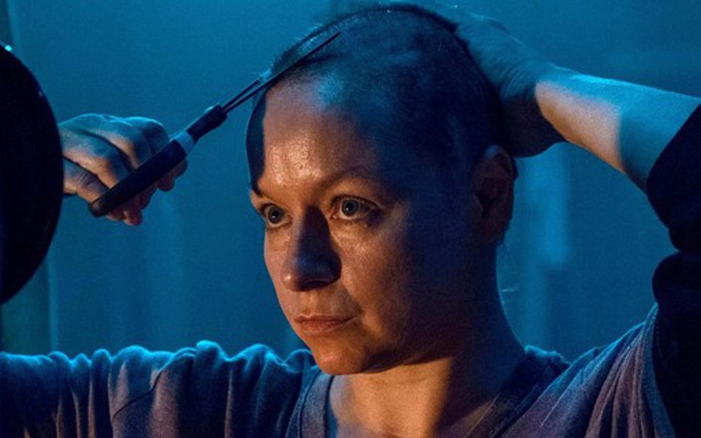 A atriz britânica Samantha Morton corta o cabelo em episódio da nona temporada de Walking Dead - Imagens: Divulgação/AMC