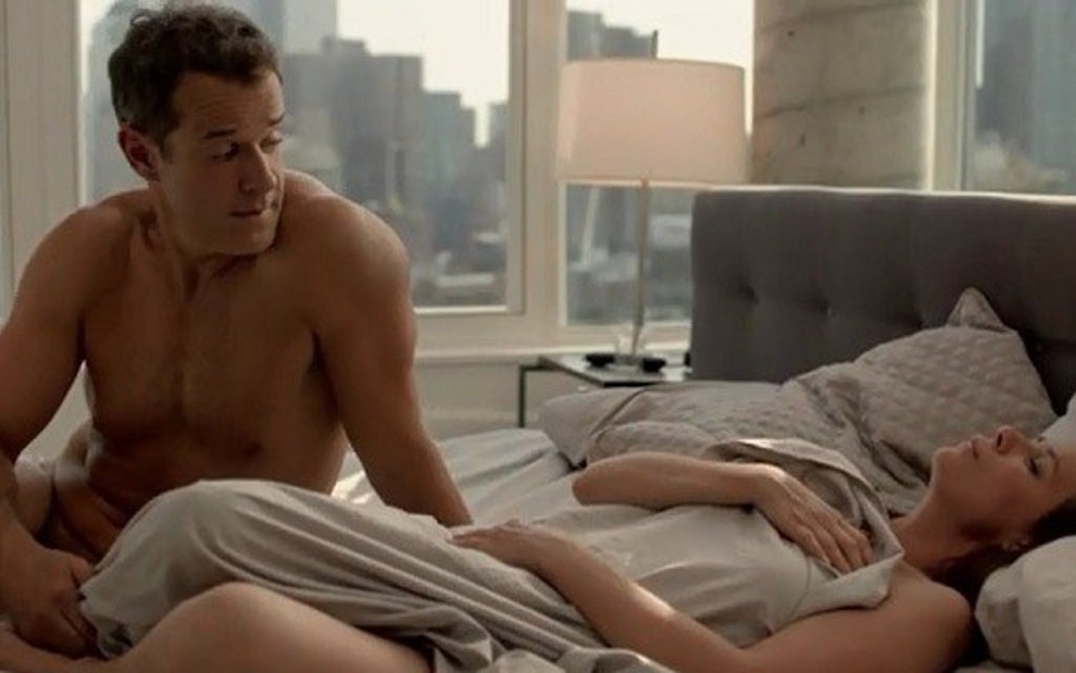 Os atores Josh Stamberg e Maura Tierney em cena da segunda temporada de The...