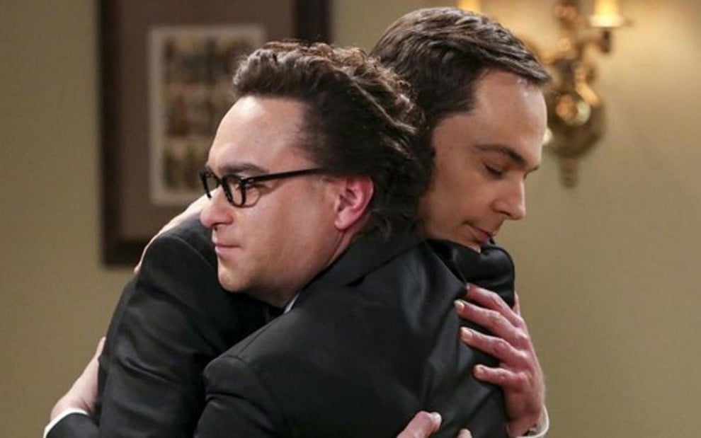 Jim Parsons e Johnny Galecki se abraçam em casamento na 11ª temporada de Big Bang Theory - Divulgação/CBS