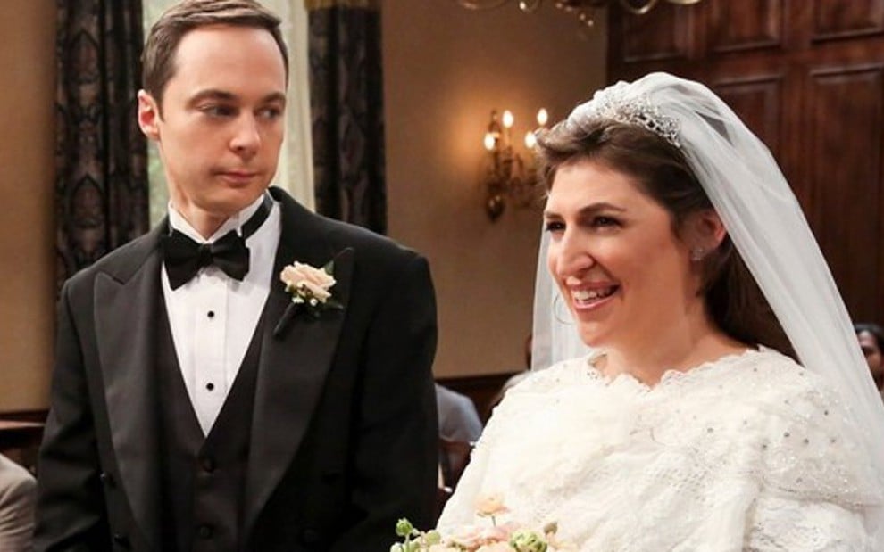 Os atores Jim Parsons e Mayim Bialik no final da 11ª temporada de Big Bang Theory: casamento do ano - Divulgação/CBS