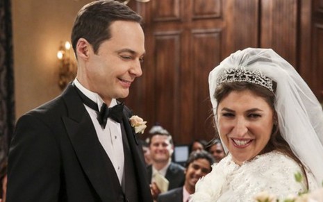 Jim Parsons e Mayim Bialik em cena de casamento no final da 11ª temporada de Big Bang Theory, exibido ontem (10) - Divulgação/CBS