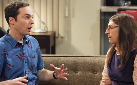 Jim Parsons e Mayim Bialik na 11ª temporada de Big Bang Theory, líder de audiência na TV aberta dos EUA - Divulgação/CBS