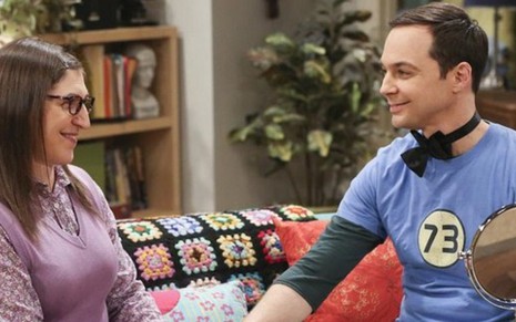 Os atores Mayim Bialik e Jim Parsons em cena do último episódio da 11ª temporada de Big Bang Theory - Imagens: Divulgação/CBS